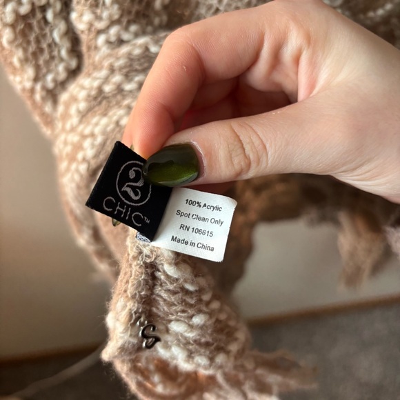 2Chic Beige and Cream Knit Poncho - Picture 4 of 7